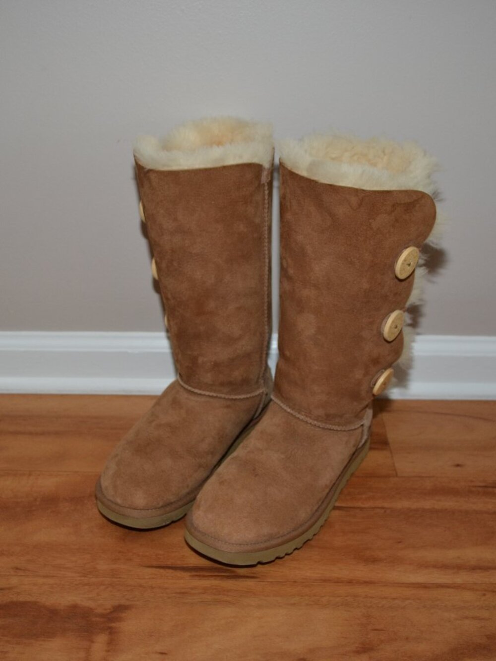 UGG Tall Bailey Button Triplet Chesnut Shearling Lined Women's sz 8 Boots